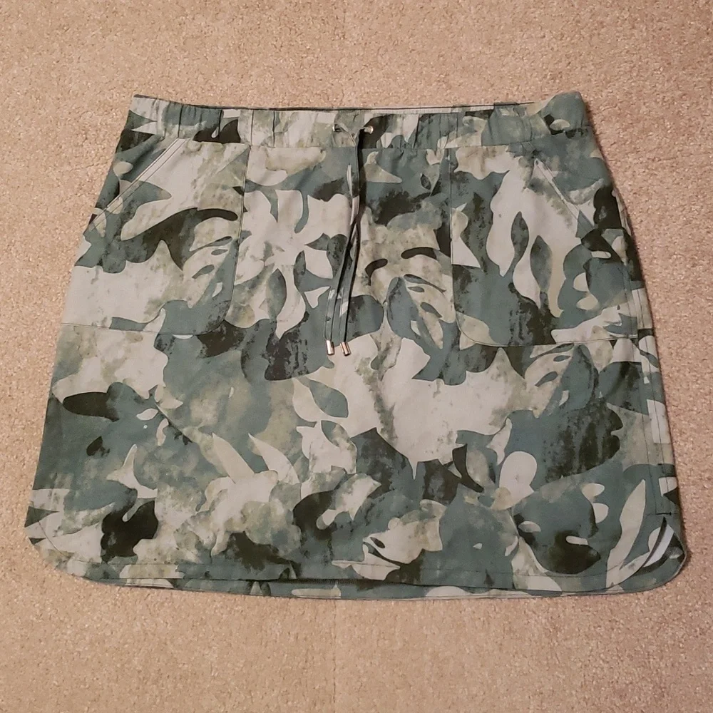 Chico's Zenergy Women's Green Floral Print Skirt.